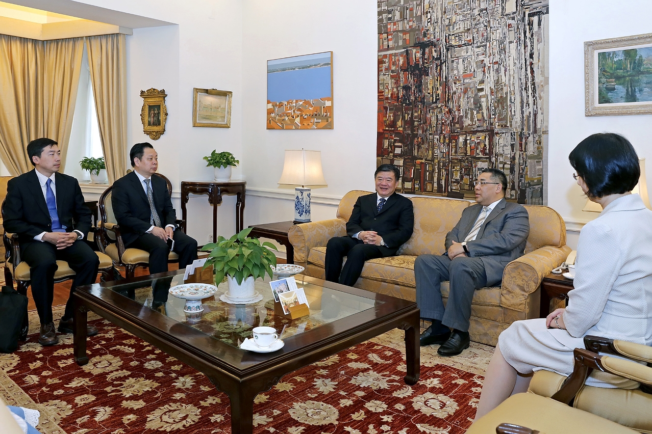 Chui Sai On tem encontro com vice-presidente do Comité Permanente da Assembleia Popular Nacional e presidente da Associação da Medicina Chinesa