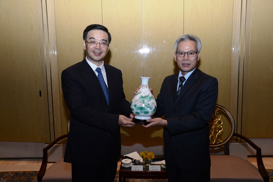 澳門終審法院院長岑浩輝與大陸方面代表團團長、海峽兩岸共同打擊犯罪及司法互助協議總顧問、最高人民法院院長周強首席大法官互贈紀念品