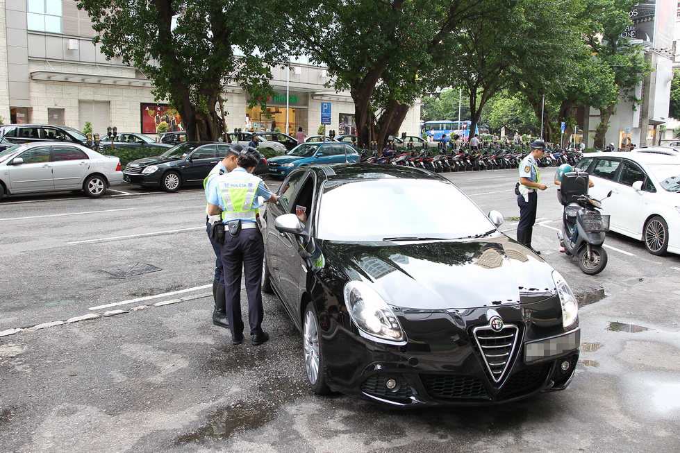 治安警檢控人行橫道沒有讓先之汽車