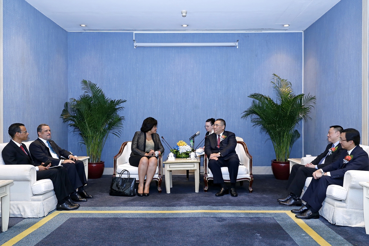 Chief Executive, Mr Chui Sai On, meets with Minister of Tourism, Investment and Enterprise Development of Republic of Cape Verde, Ms Leonesa Fortes.
