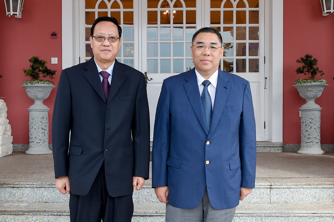 Encontro do Chefe do Executivo com o vice-presidente da APN Zhang Baowen