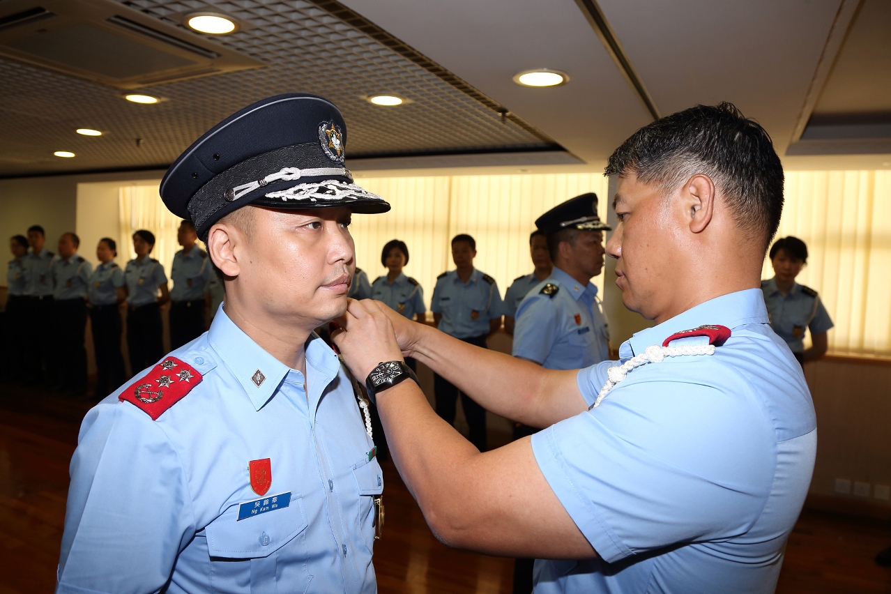 Colocação do distintivo de posto aos 2.o Comandantes Ng Kam Wa pelo Comandante Leong Man Cheong