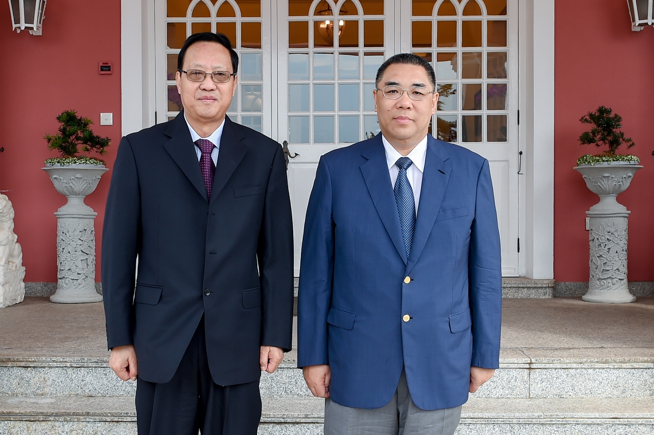 行政長官崔世安與全國人大常委會副委員長張寶文合影