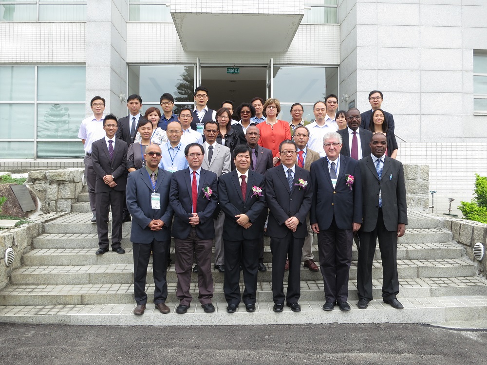 O Secretário-Geral do Secretariado Permanente do Fórum para a Cooperação Económica e Comercial entre a China e os Países da Língua Portuguesa (Macau), Dr. Chang Hexi (fila frente, 3.o à direita) assistiu na Cerimónia de Abertura da 8.a Conferência Técnica de Meteorologia - CMA, SMG, IPMA, organizada pela Direcção dos Serviços Meteorológicos e Geofísicos.