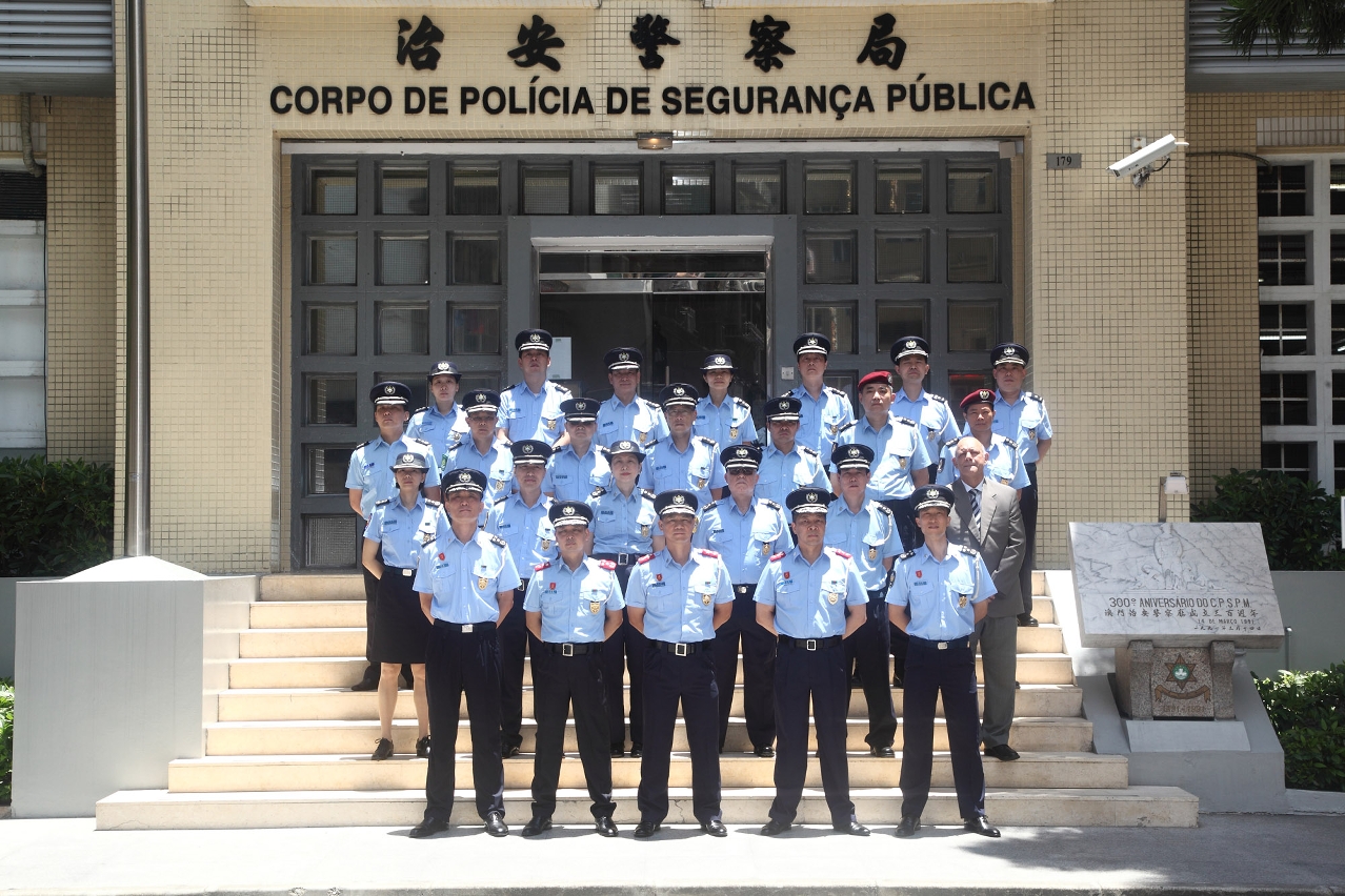 Fotografia conjunta dos o Comandante e Os 2.os Comandantes e oficiais