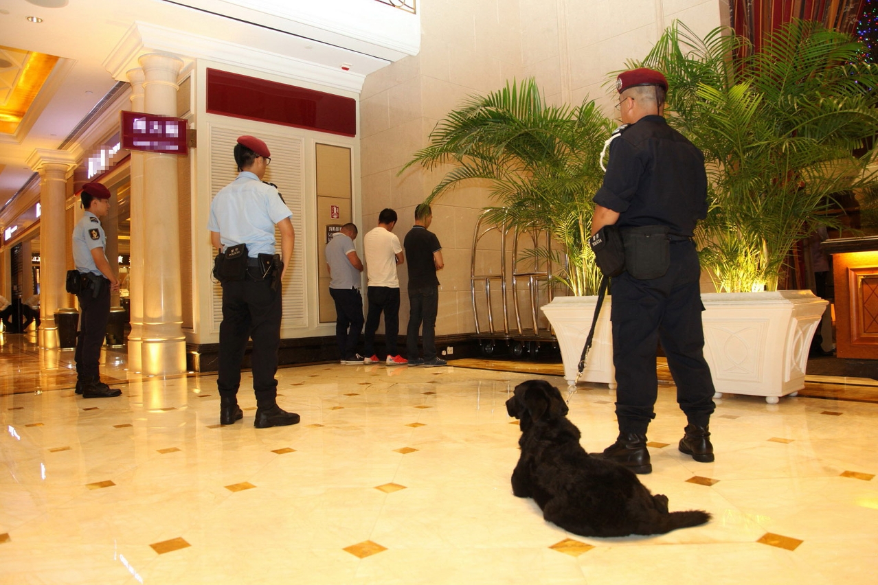 警方預備把身份可疑人士帶返警局