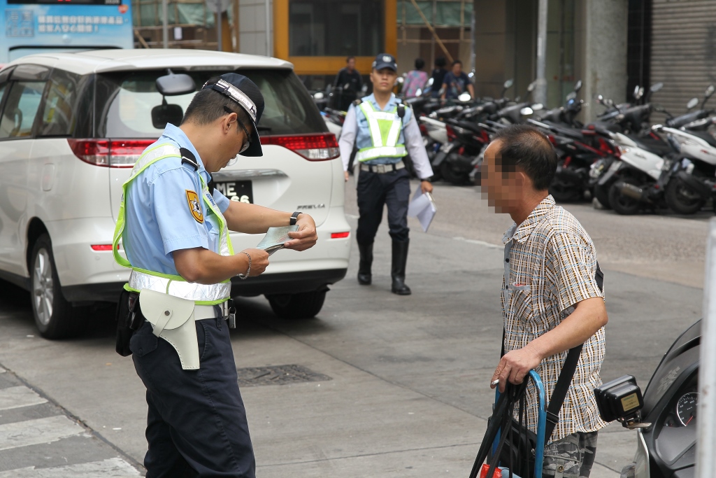 治安警檢控行人違章過馬路(2)