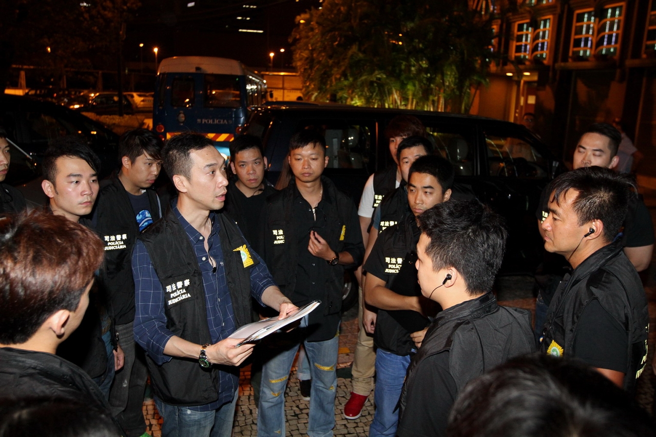 行動中隊長向警員現場安排工作