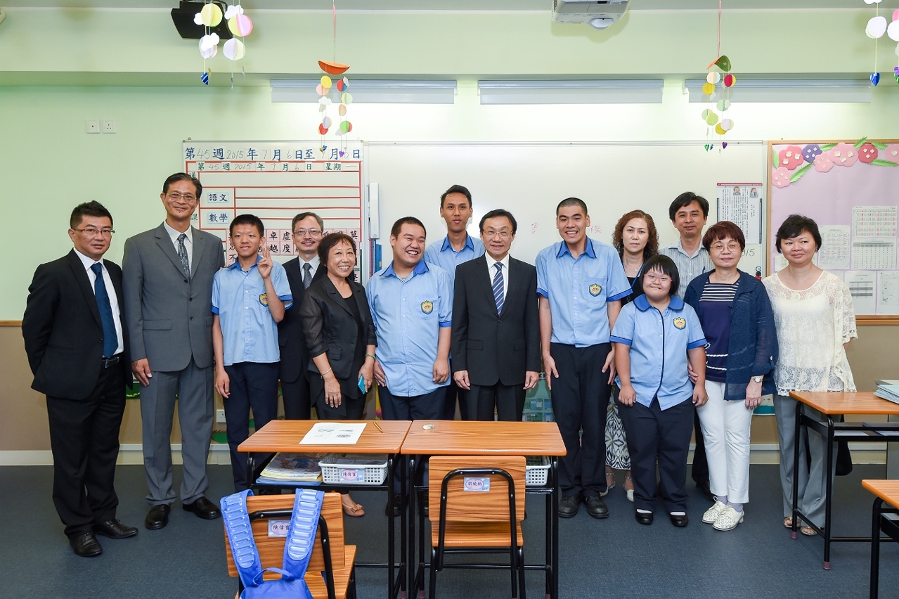 Secretary for Social Affairs and Culture, Mr Tam Chon Weng, poses for a group photo with students in school of special education.