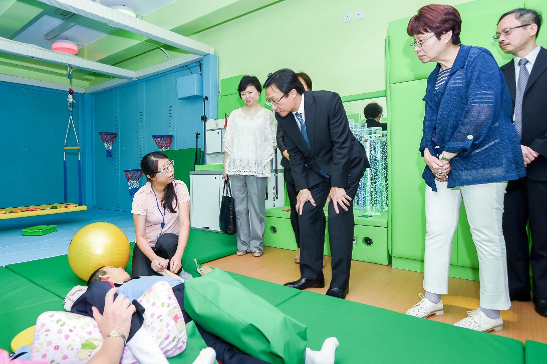 Secretary for Social Affairs and Culture, Mr Tam Chon Weng, is briefed the procedures of healing a mentally-challenged student.