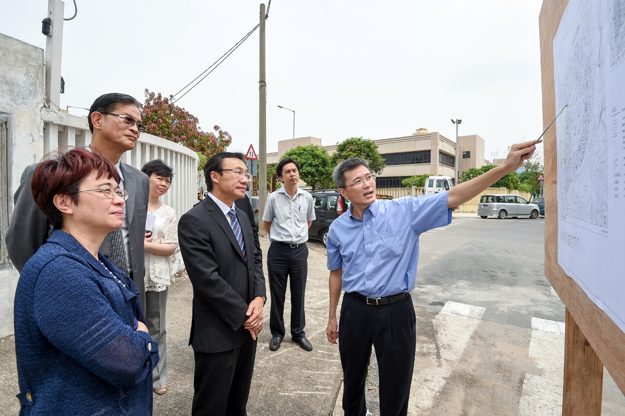 Secretary for Social Affairs and Culture, Mr Tam Chon Weng, is briefed the planning of a reclaimed land in Coloane.