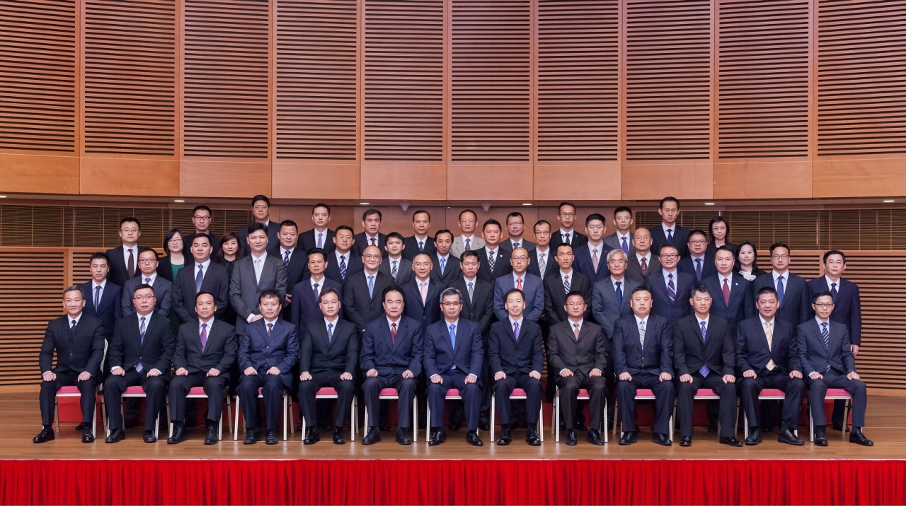 Fotografia conjunta dos participantes do “21º Encontro de Trabalho entre Responsáveis das Polícias de Investigação Criminal de Guangdong, Hong-Kong e Macau”