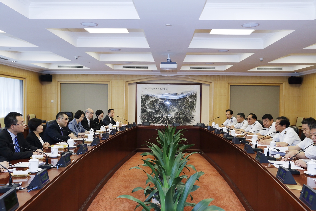 Chief Executive, Mr Chui Sai On (3rd left), meets with the Minister of the General Administration of China Customs, Mr Yu Guangzhou.