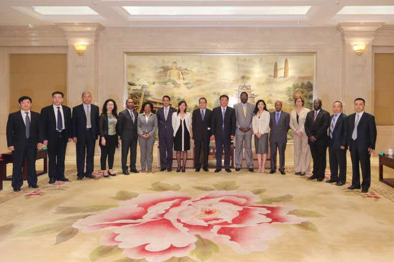 Encontro entre os dirigentes do Departamento do Comércio da Província de Shanxi e a Delegação do Secretariado Permanenete do Fórum de Macau.