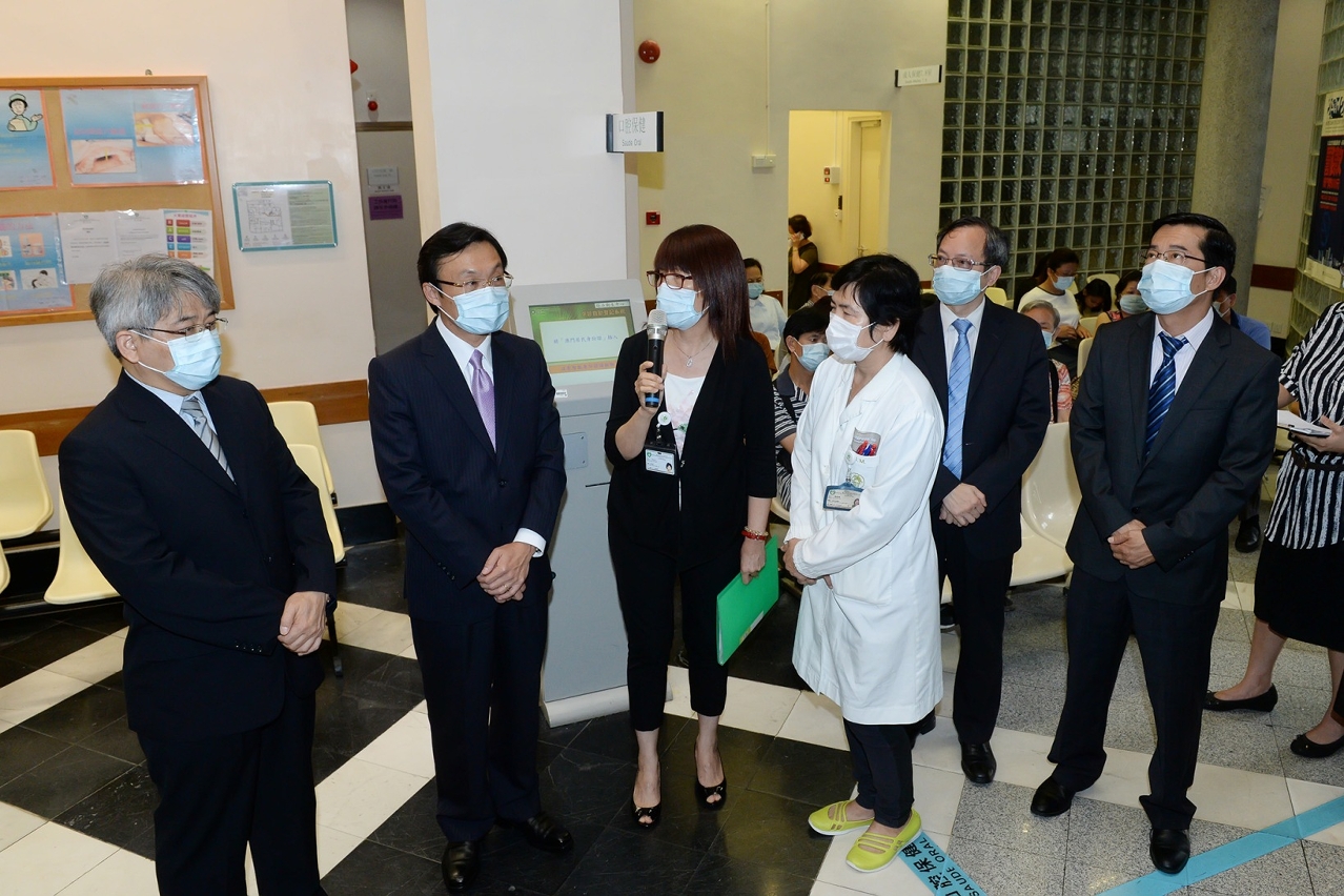 譚俊榮司長聽取郭秋莎主任介紹塔石衛生中心服務社區23年來的發展。