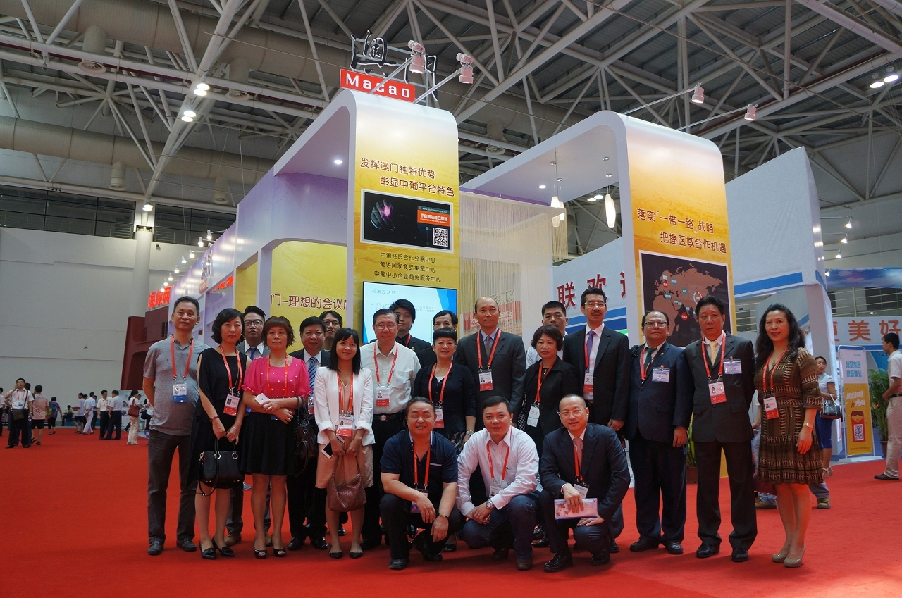 Fotografia em Grupo da Delegação Empresarial de Macau em frente do Pavilhão de Macau
