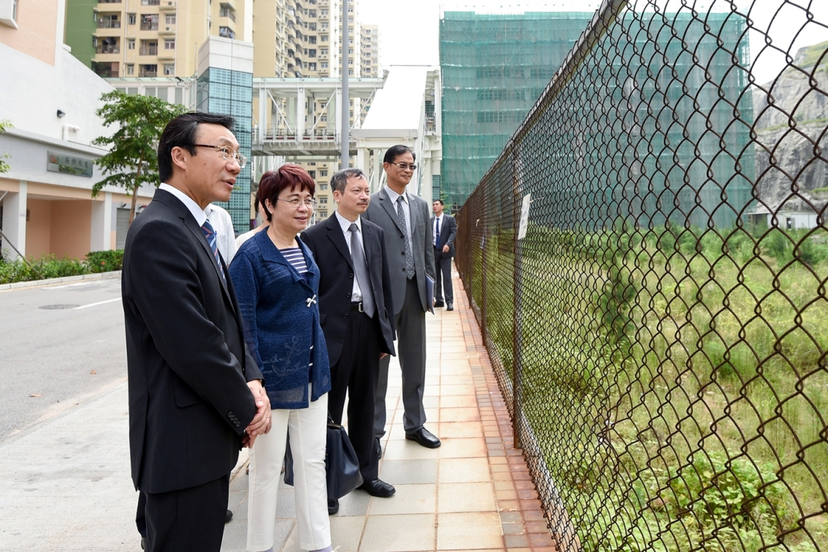 Secretary for Social Affairs and Culture, Mr Tam Chon Weng, is briefed the development of a plot in Seac Pai Van.