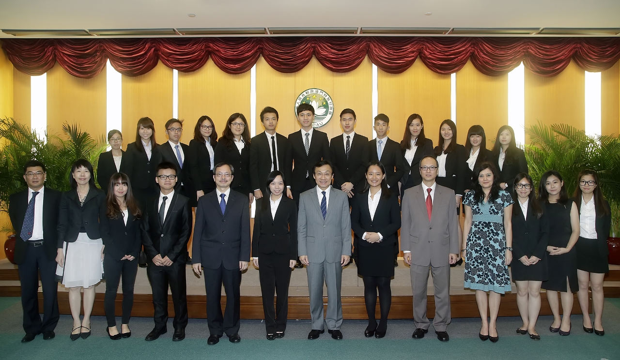 Fotografia de grupo do Doutor Alexis Tam, Secretário para os Assuntos Sociais e Cultura, e a “Delegação de estudantes de excelência do ensino superior de Macau para intercâmbio e visita à União Europeia”.