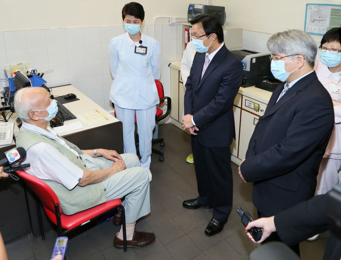 譚俊榮司長與正進行保健的長者交流。