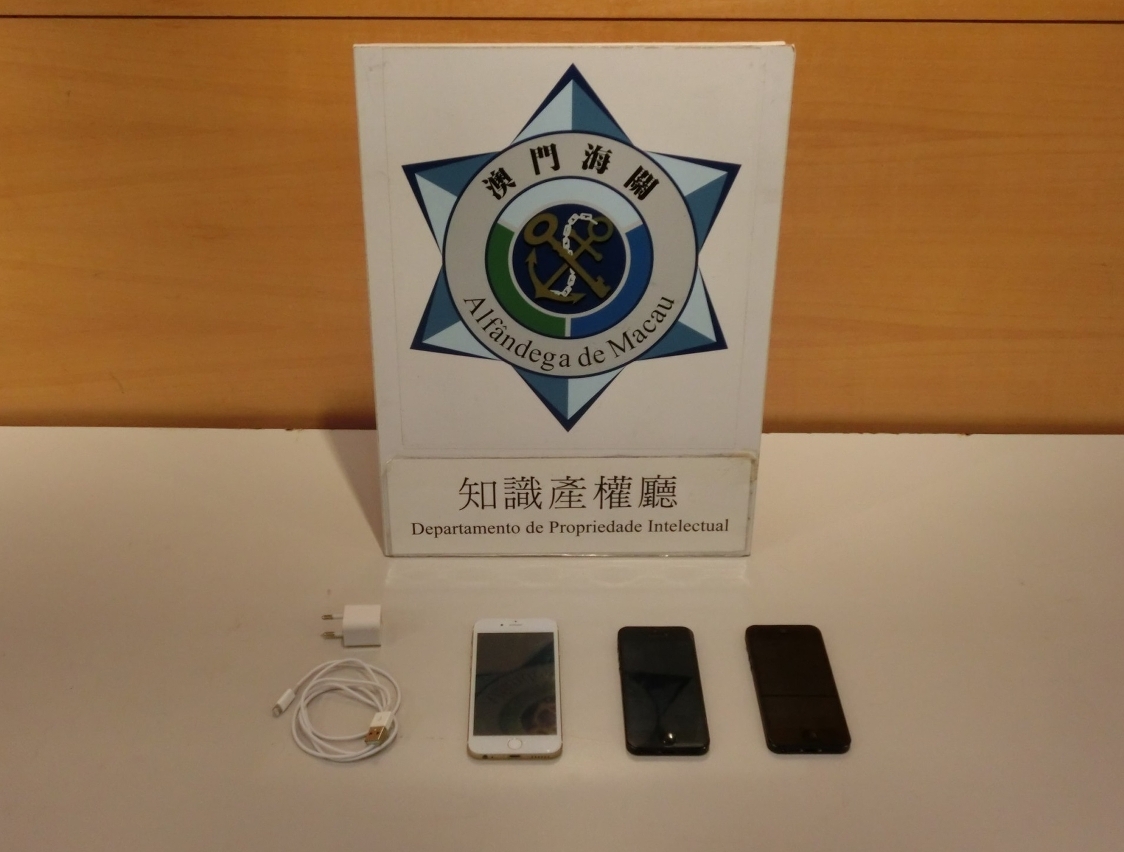 在嫌犯隨身物品中搜獲假冒最新型號的手提電話