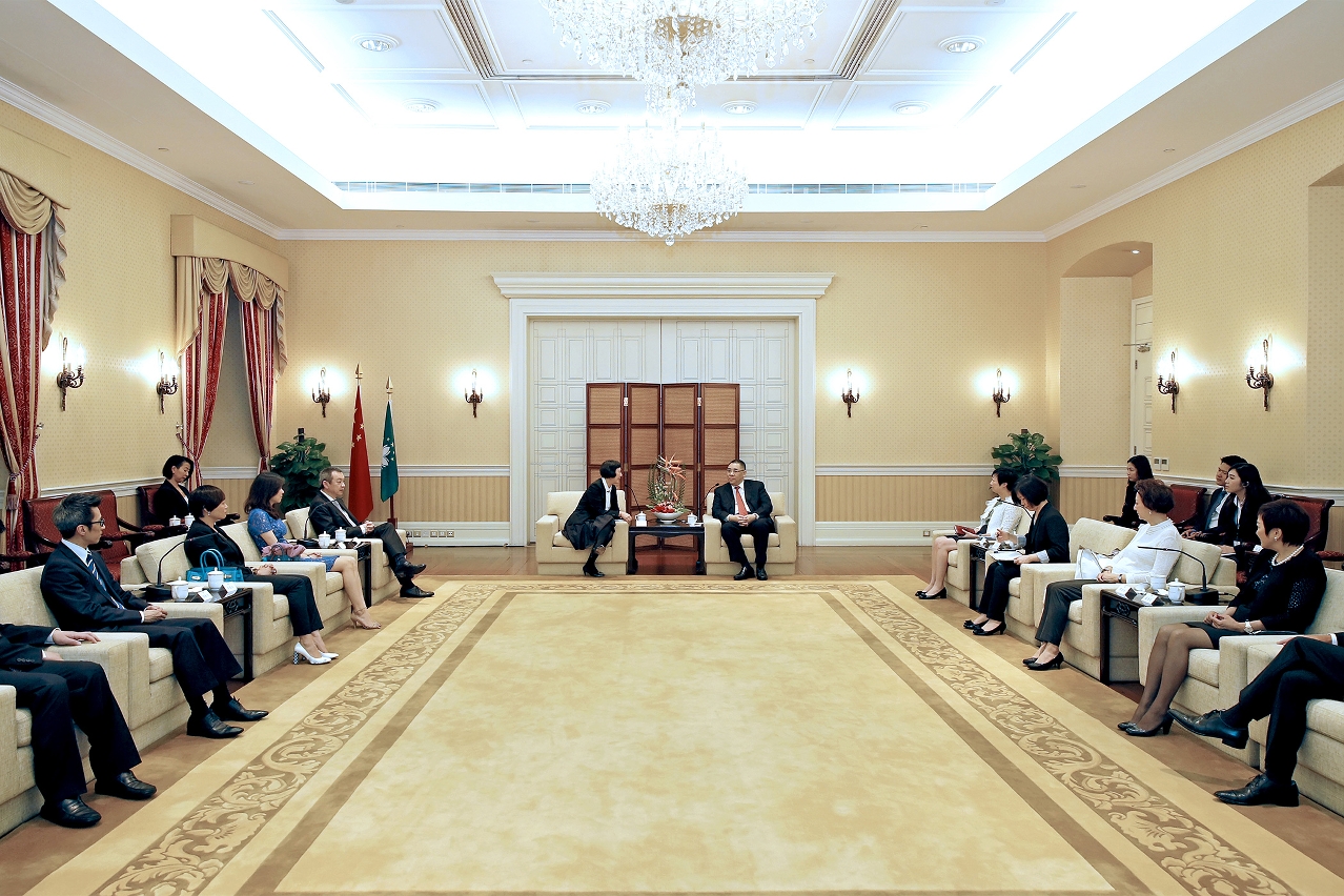 Encontro entre o Chefe do Executivo, Chui Sai On, e representantes da Associação Comercial de Empresas de Marca Internacional de Macau.