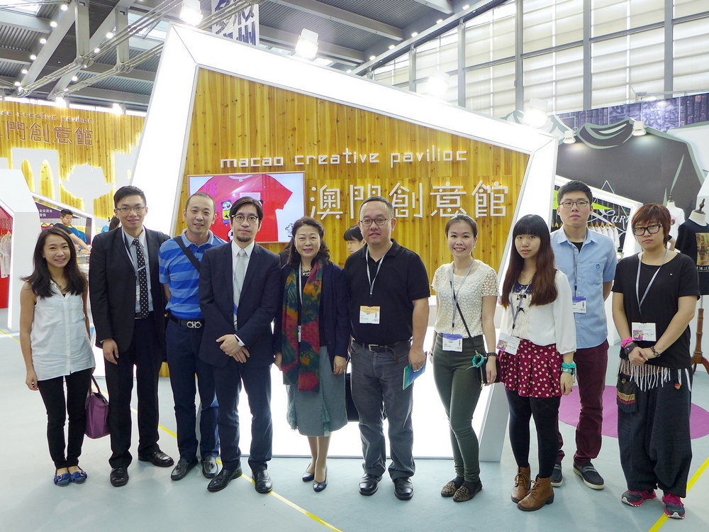 Representatives of the participating entities at the “Macao Creative Pavilion” taking photos with visiting guests.