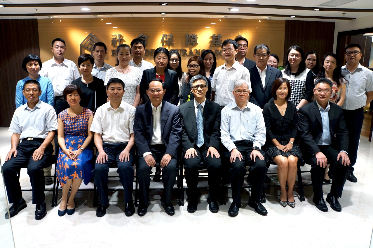 Fotografia tirada depois da reunião, principalmente com a presença de Ip Peng Kin e Lin Yingwu, chefe do departamento de província.