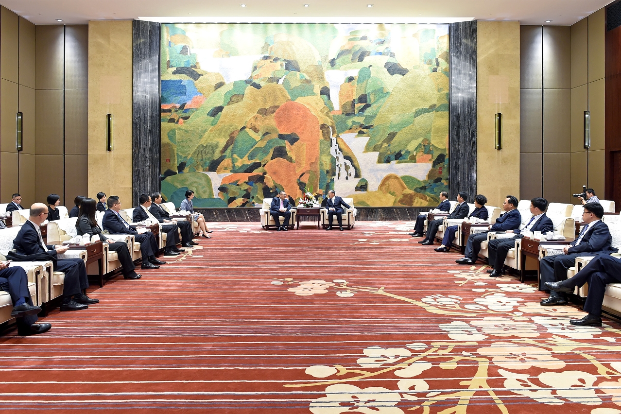 Encontro entre o Chefe do Executivo, Chui Sai On, e o secretário do comité municipal do Partido Comunista Chinês (PCC) de Wuhan, Ruan Chengfa, e o governador da cidade, Wan Yong.