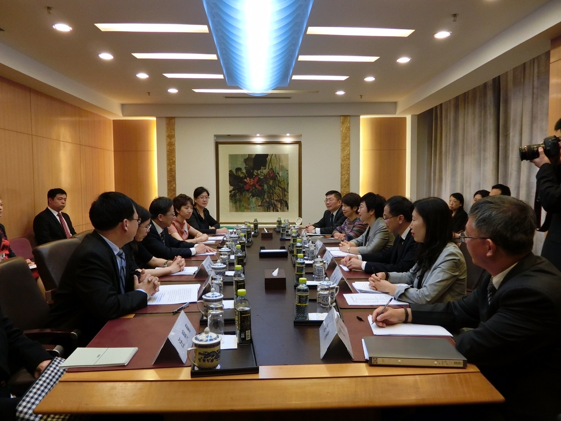 Encontro entre a Secretária Sónia Chan e o director Xu Hong do Departamento de Tratados e Leis e outros dirigentes do Ministério dos Negócios Estrangeiros.