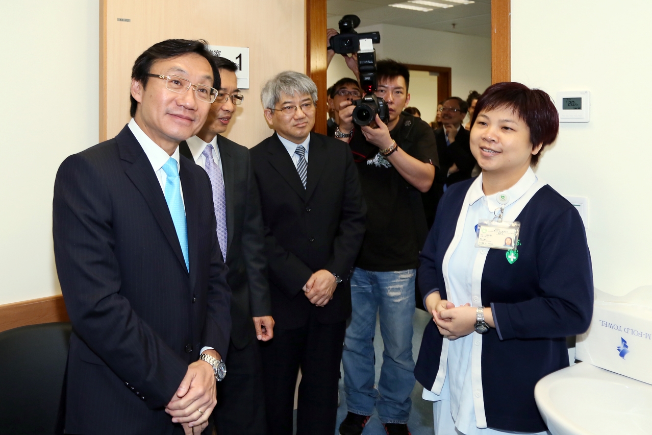 譚俊榮司長聽取湖畔嘉模衛生中心醫護人員的介紹