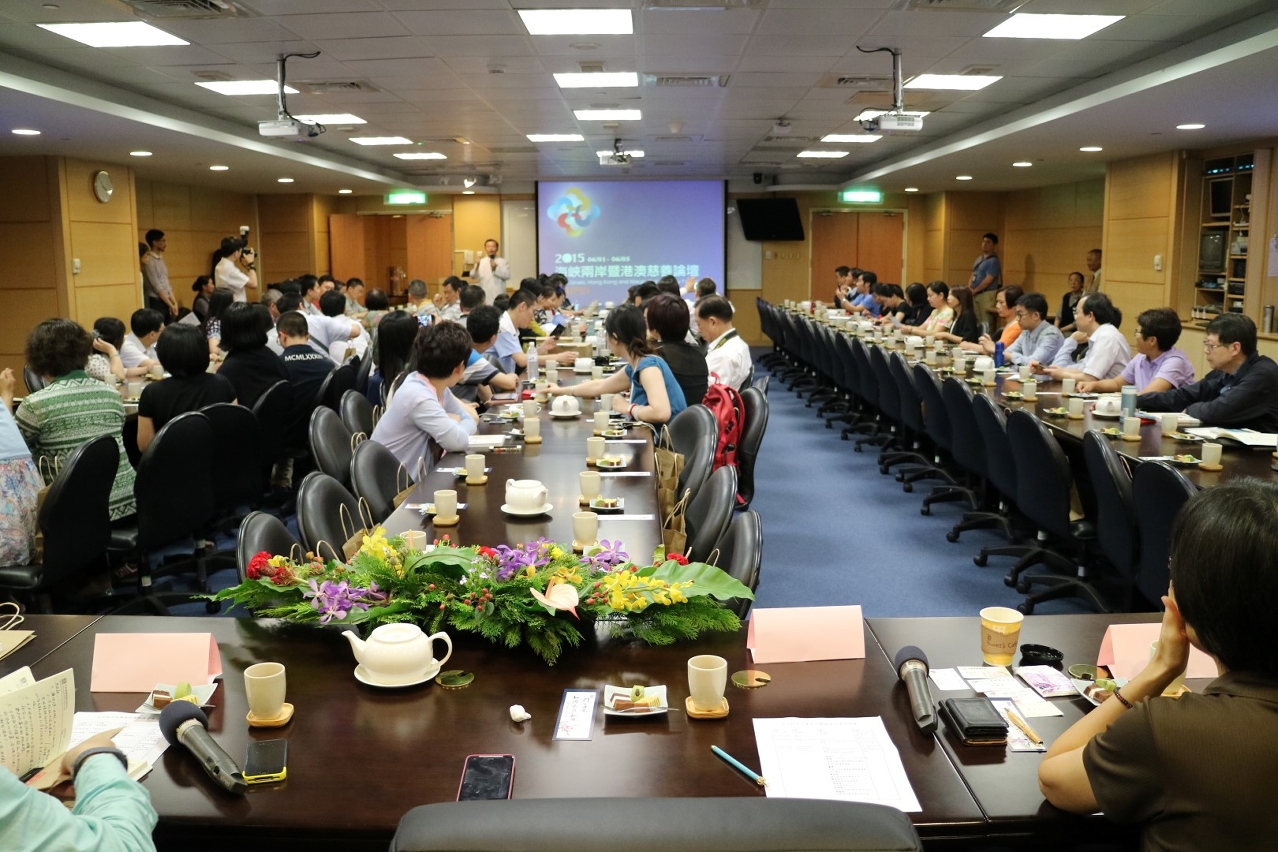 來自兩岸四地的論壇嘉賓在台北慈濟醫院進行座談會
