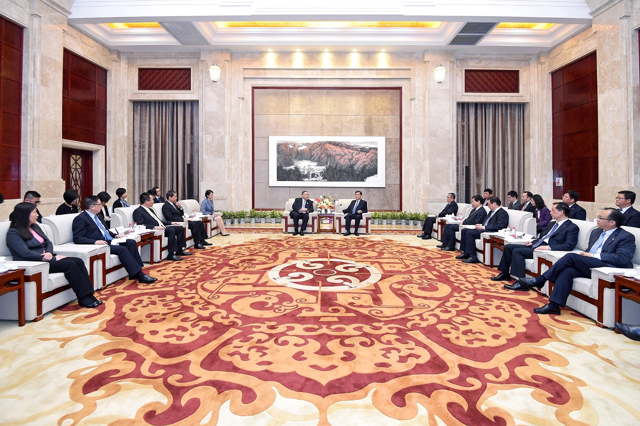 Chief Executive, Mr Chui Sai On (left, centre), meets with the Secretary of CPC Wuhan Municipal Committee, Mr Ruan Chengfa, the Governor, Mr Wan Yong, in Wuhan.