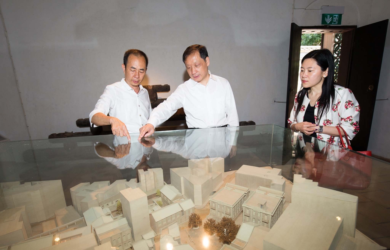 國家旅遊局局長李金早在文化局局長吳衛鳴陪同下參觀鄭家大屋