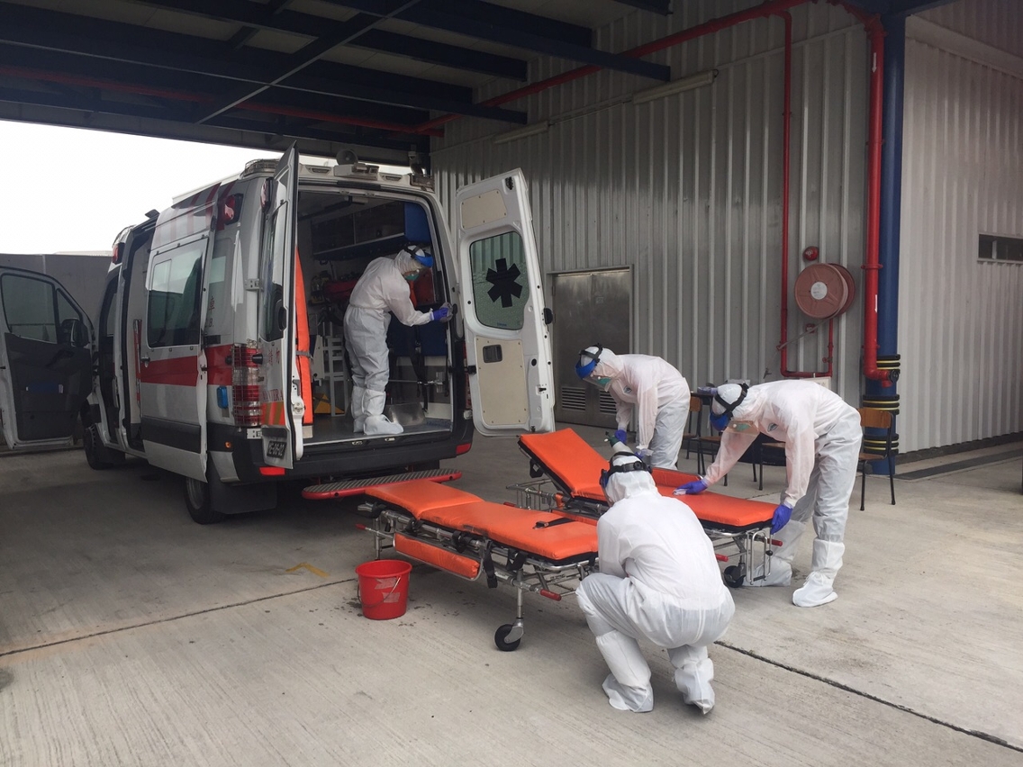 Simulacro de lavagem de ambulância