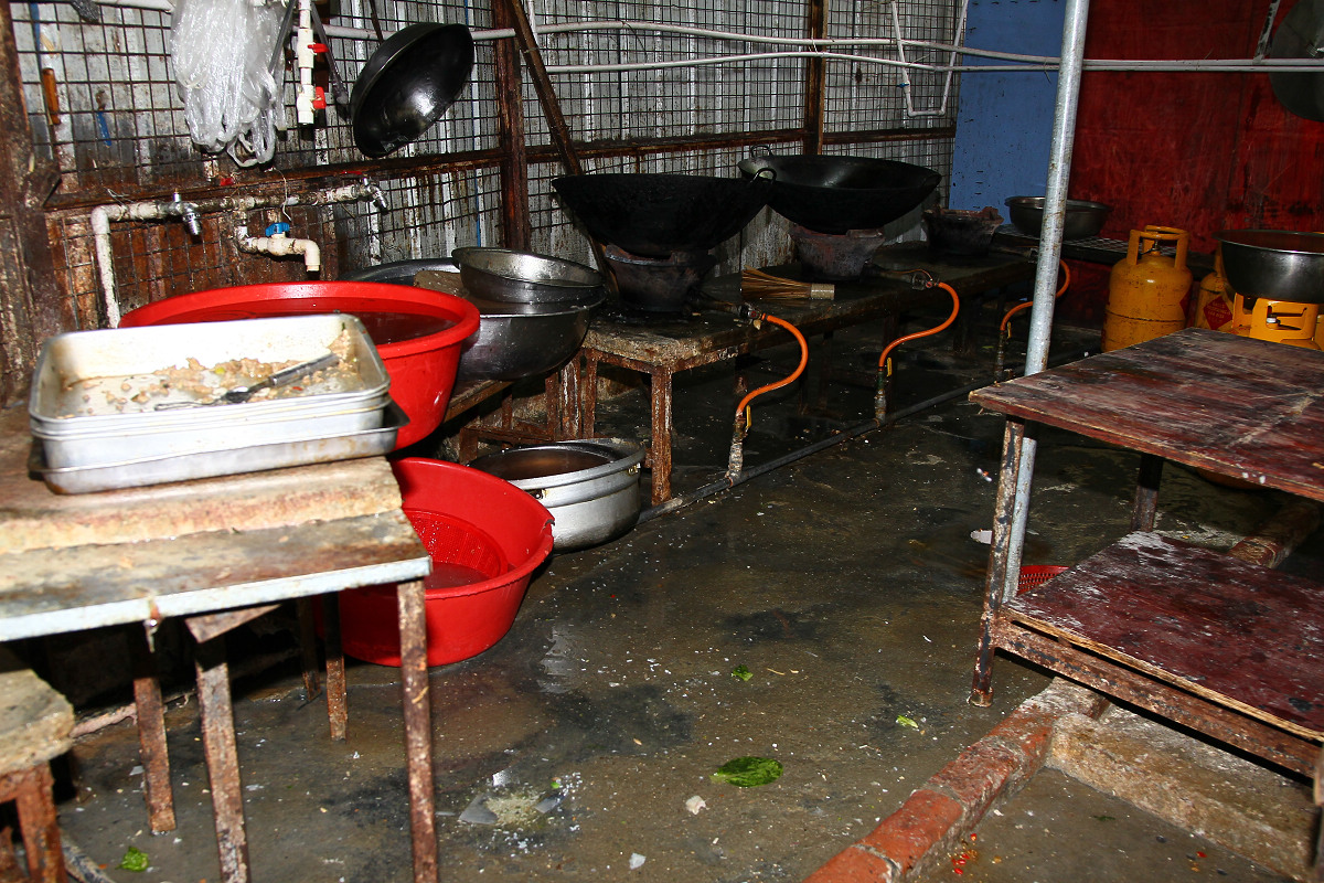 工場內發現大量煮食用具