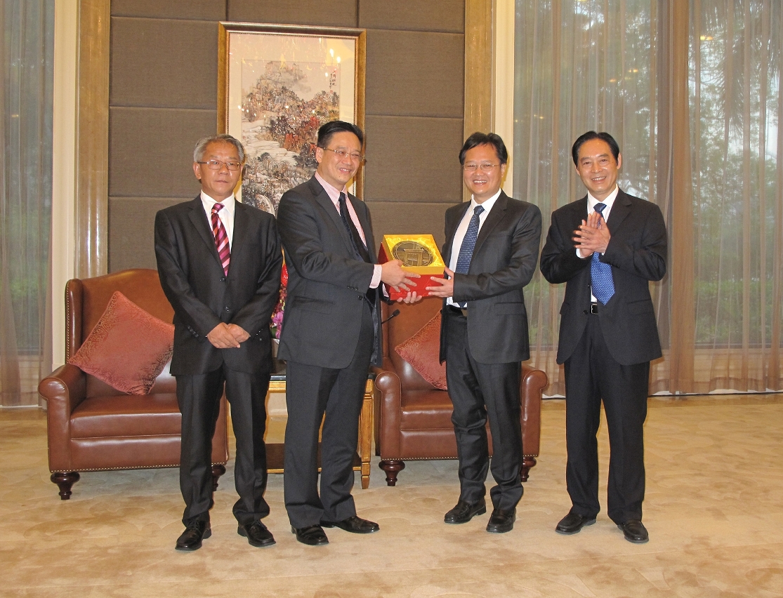 Apresentação de lembrança ao Secretário do Comité dos Assuntos Políticos e Jurídicos da Província de Fujian, Chen Dong (segundo, direita) por Procurador, Ip Son Sang (segundo, esquerda)