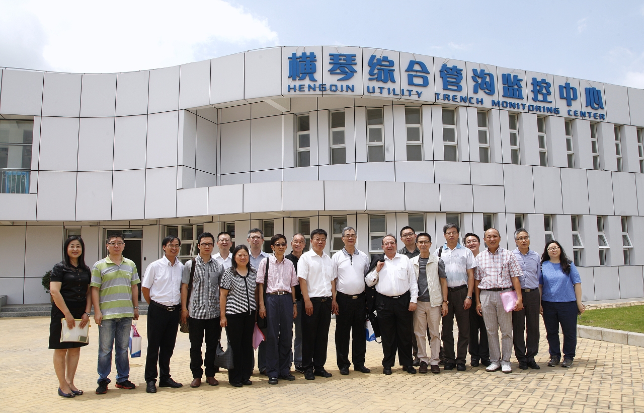 Fotografia dos membros do CPU junto do Centro de Controle da geleria técnica de Hengqin