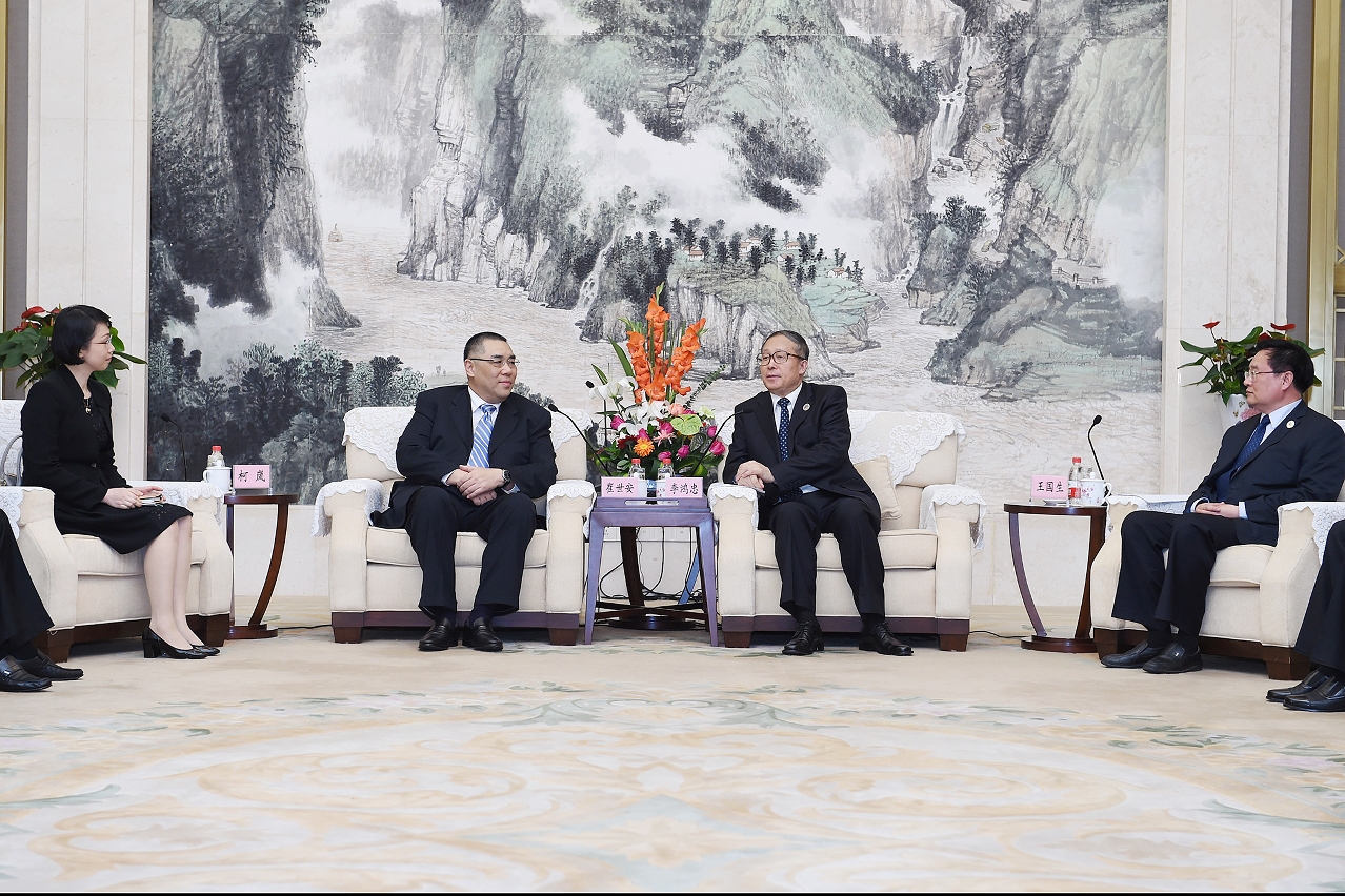 Chief Executive, Mr Chui Sai On (2nd left), meets with the Secretary of CPC Provincial Committee of Hubei Province, Mr Li Hongzhong (3rd left) in Wuhan.