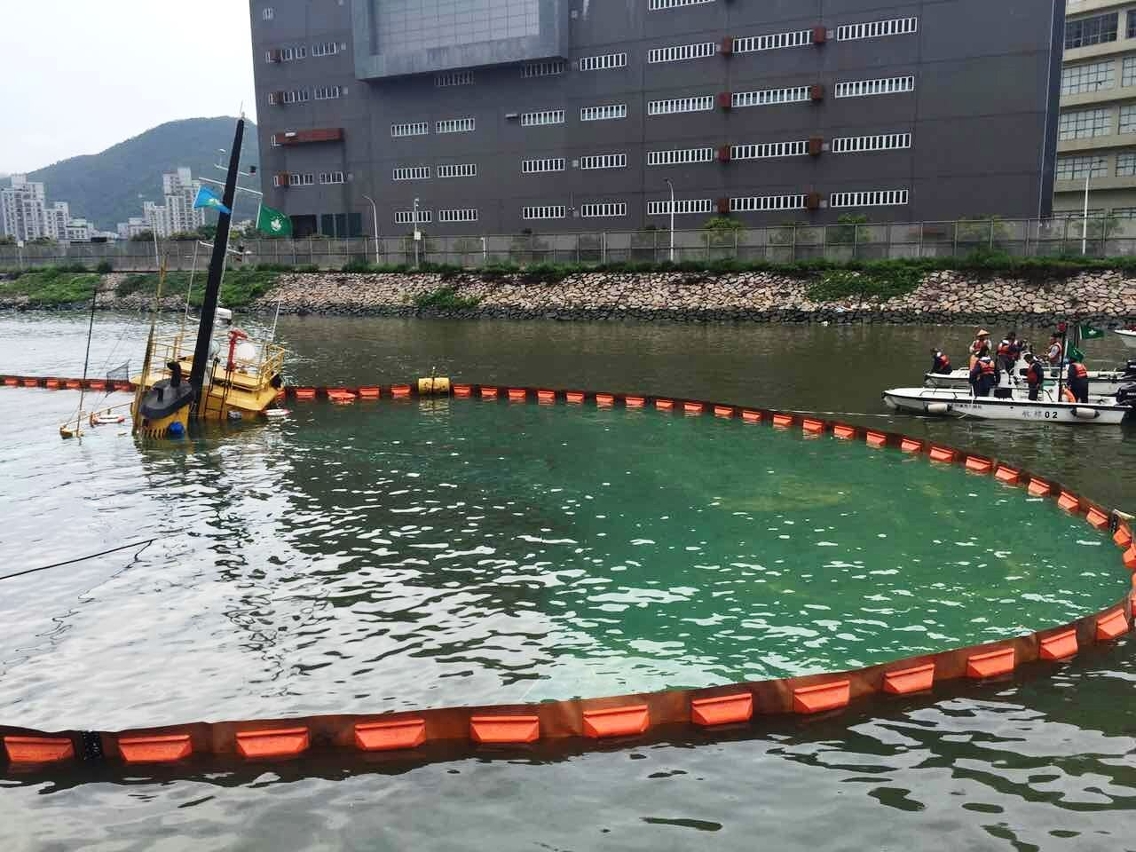 海事局和船公司加緊清理油污