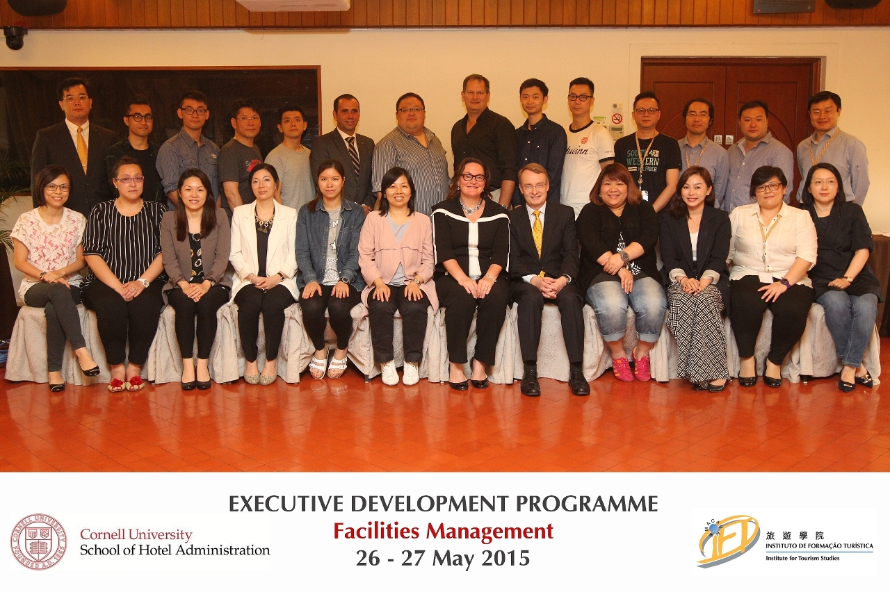 Group photo of the speaker and participants