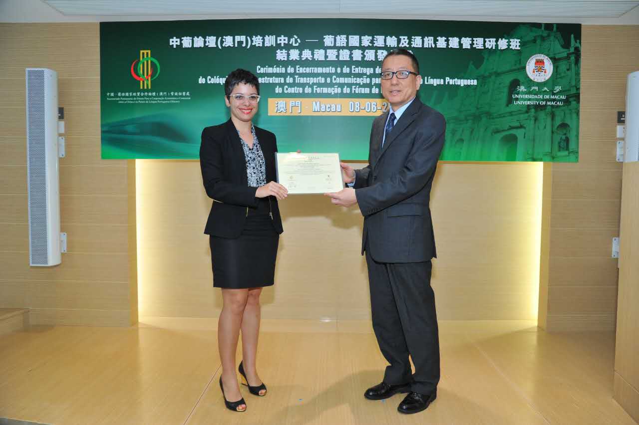 Entrega do certificado pelo Secretário Geral do Fórum de Macau à participante do Colóquio