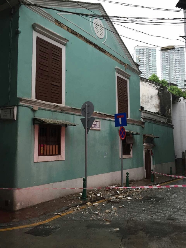 A caída da linha decorativa da fachada do edifício sito na Rua da Barra n.º 2