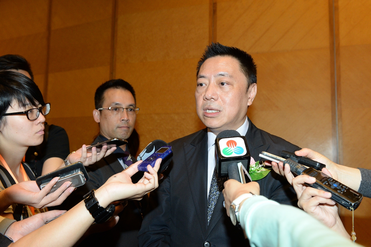 Secretary for Economy and Finance, Mr Leong Vai Tac, speaks to reporters on the mechanism for withdrawing non-resident workers.