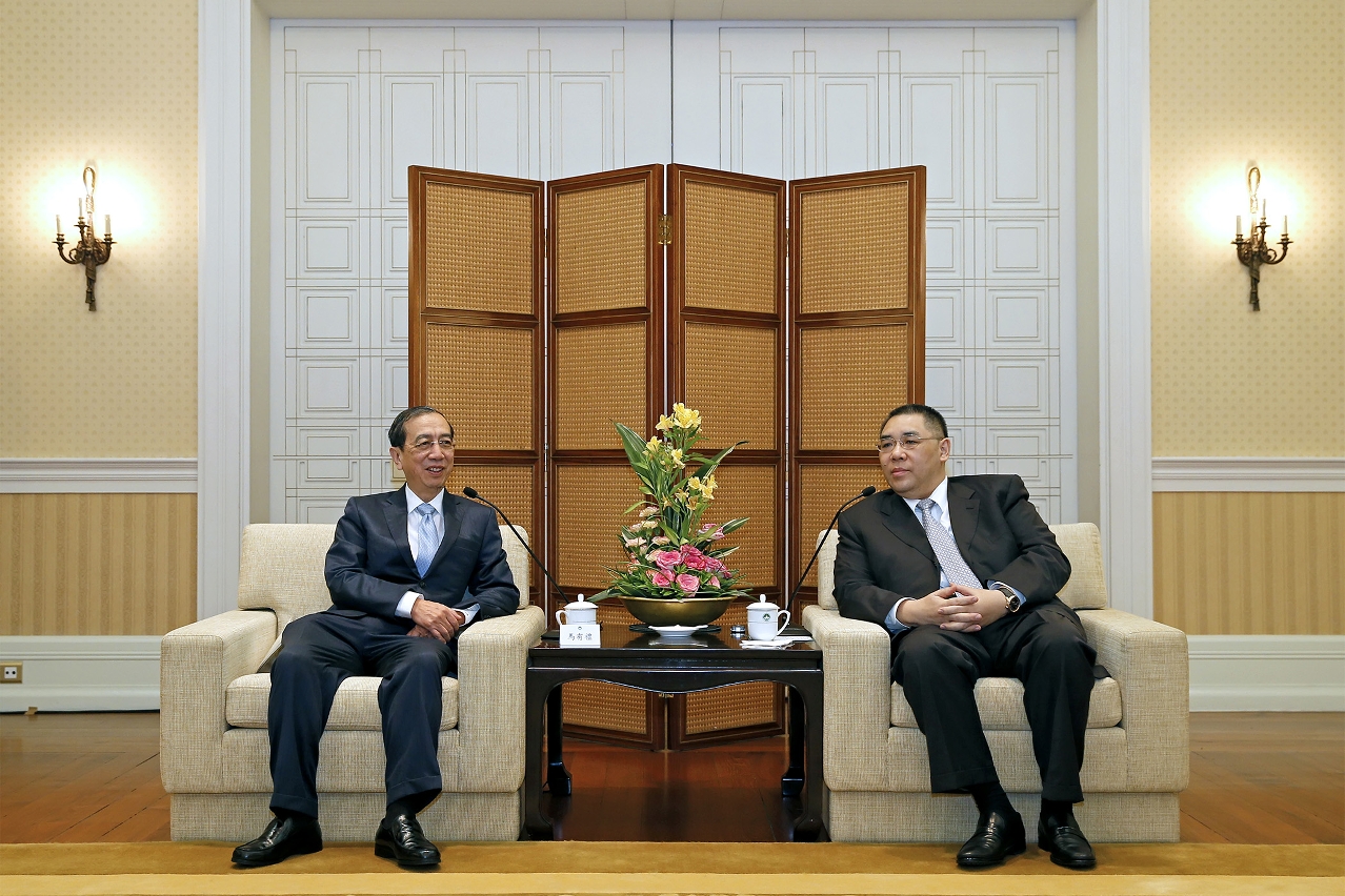 行政長官崔世安會見明德慈善會會長馬有禮一行