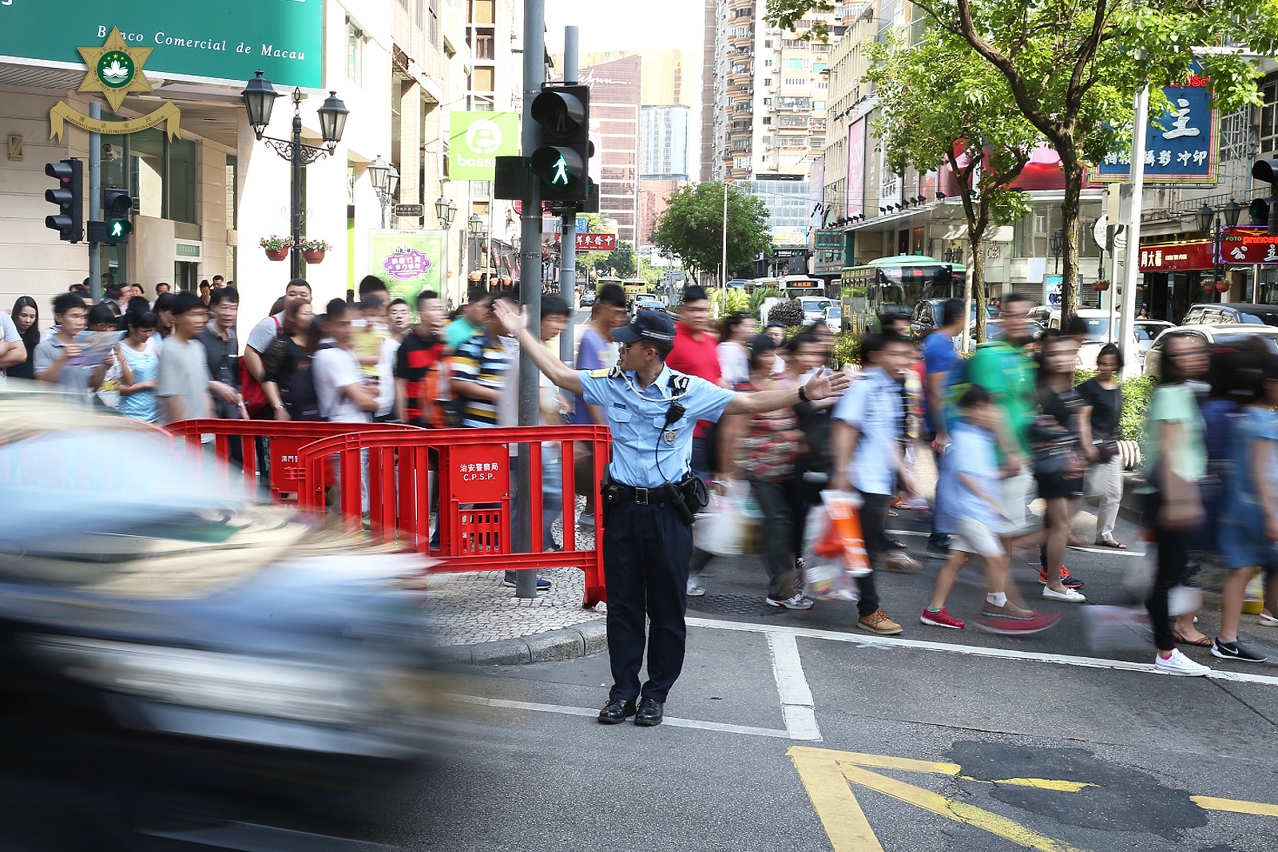 警員在新馬路疏導人潮情況