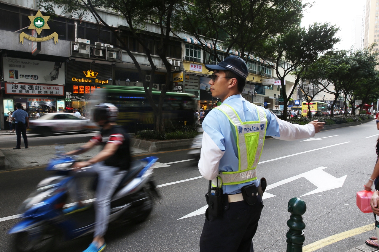 警員在新馬路疏導人潮情況