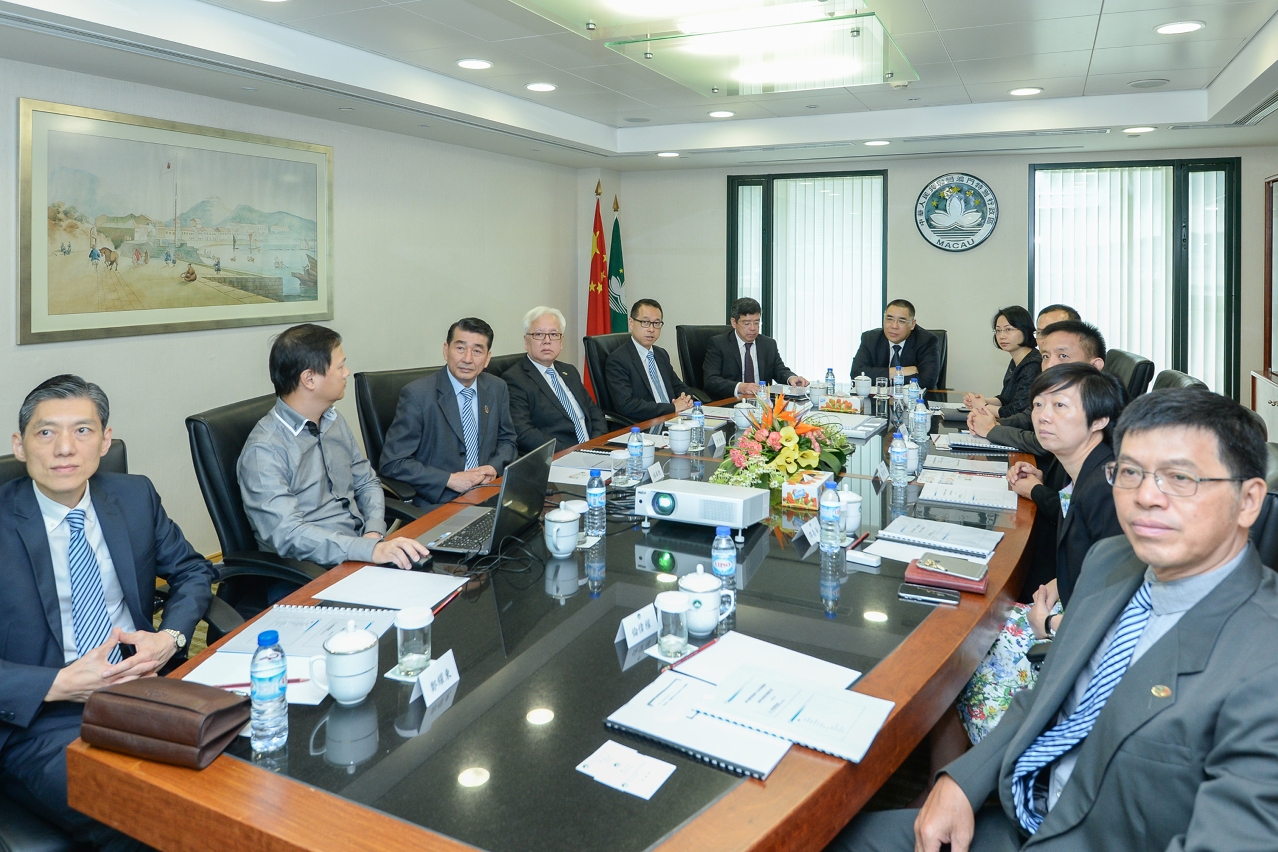 Chefe do Executivo, Chui Sai On, ouve sugestões dos representantes da Associação Comercial de Ar-Condicionado e Refrigeração de Macau, para o sistema de ventilação do Terminal Subterrâneo das Portas do Cerco