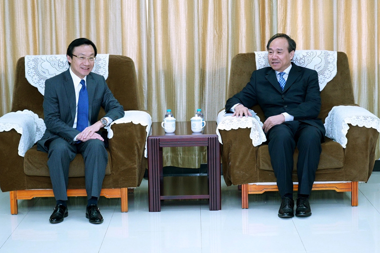 Secretary for Social Affairs and Culture, Mr Tam Chon Weng (left), meets with the Deputy Director of the Hong Kong and Macao Affairs Office of the State Council, Mr Zhou Bo.