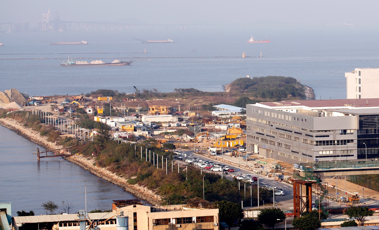 “氹仔新填海E1區臨時道路工程”位於E1區西側海堤旁