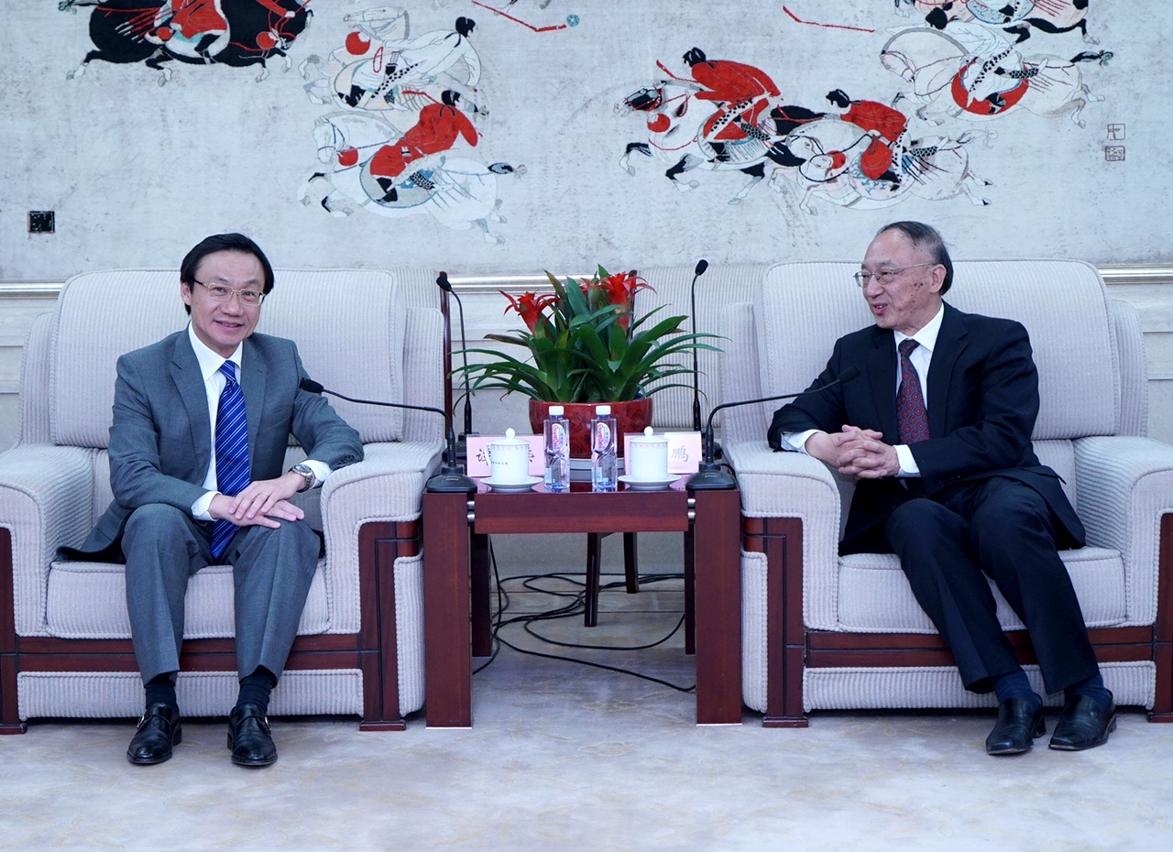 Secretary for Social Affairs and Culture, Mr Tam Chon Weng (left), meets with the Director of State General Administration of Sports, Mr Liu Peng.
